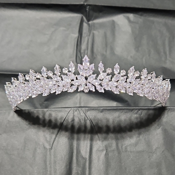 Elegant Silver Crystal Tiara main image 4